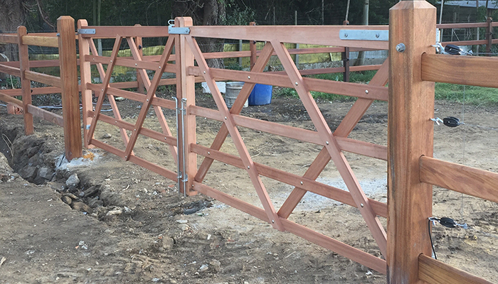 houten poort voor weide af te sluiten